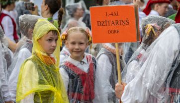 Attēls rakstam: Foto klubs "Ogre" dalās ar aizkulišu kadriem no XIII Latvijas Skolu jaunatnes dziesmu un deju svētkiem