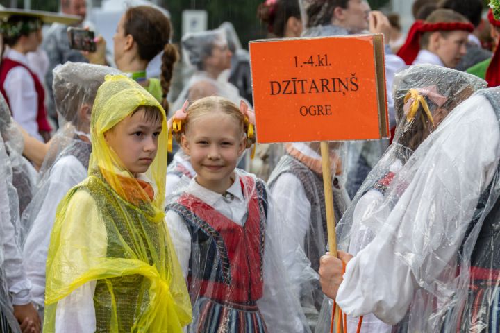Foto klubs "Ogre" dalās ar aizkulišu kadriem no XIII Latvijas Skolu jaunatnes dziesmu un deju svētkiem