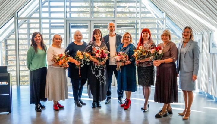 Foto: Ogres novada kultūras un tautas namu darbinieki tiekas Taurupes muižas klētī