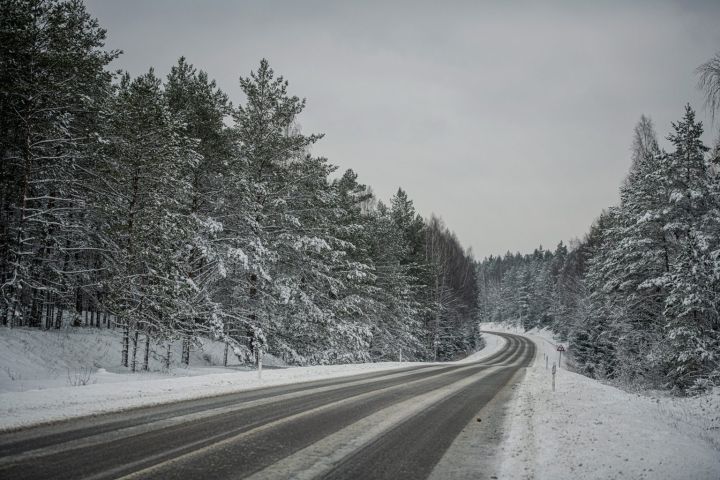 Daudzviet autoceļi sniegoti un apledo