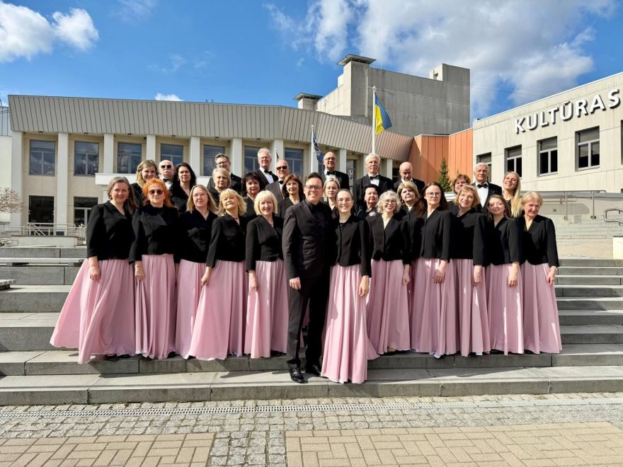 Arī Ogres Skolotāju kamerkoris Lāčplēša dienā dziedās Garūtas kantāti "Dievs, Tava zeme deg!"