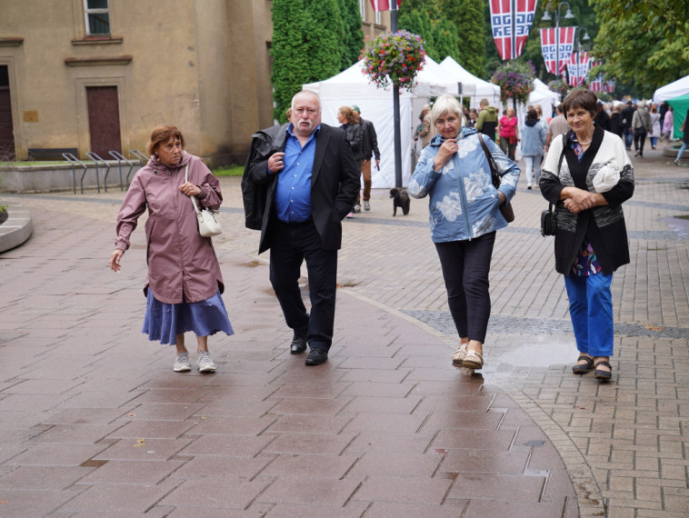 FOTO: Lietus un vējš neaptur Ogres svētkus