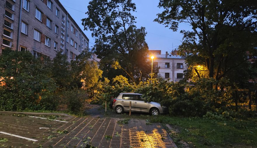 Spēcīgajā vētrā Latvijā atcelti svētki, ceturtdaļmiljons mājsaimniecību bez elektrības, viens bojāgājušais