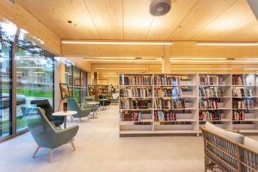 Attēls rakstam: Dainas Eglītes personālizstāde izrotā Ogres Centrālās bibliotēkas ātriju