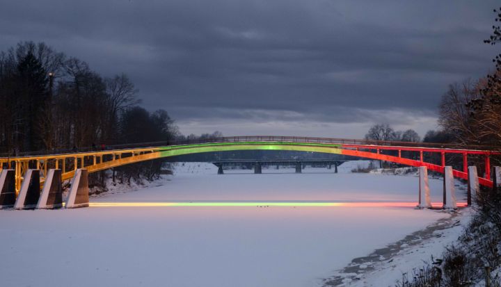 Lietuvā svin Neatkarības dienu! Gājēju tilts pār Ogres upi iemirdzēsies Lietuvas karoga krāsās