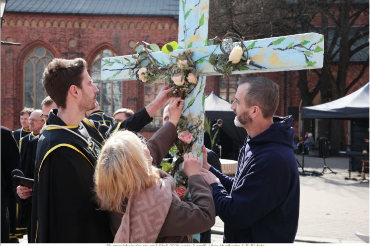 Attēls rakstam: FOTO: Ekumeniskais Krusta ceļš pulcēja simtiem cilvēku