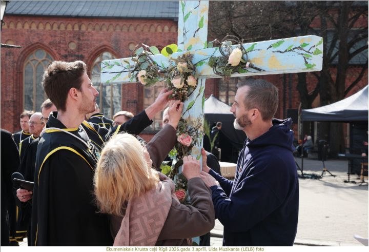FOTO: Ekumeniskais Krusta ceļš pulcēja simtiem cilvēku