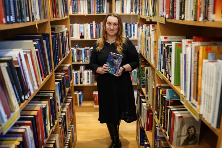 Kamēr nāk cilvēki, bibliotēka dzīvo. Saruna ar Lauru Jefimovu -  Krapes bibliotēkas vadītāju