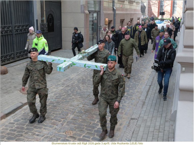 FOTO: Ekumeniskais Krusta ceļš pulcēja simtiem cilvēku
