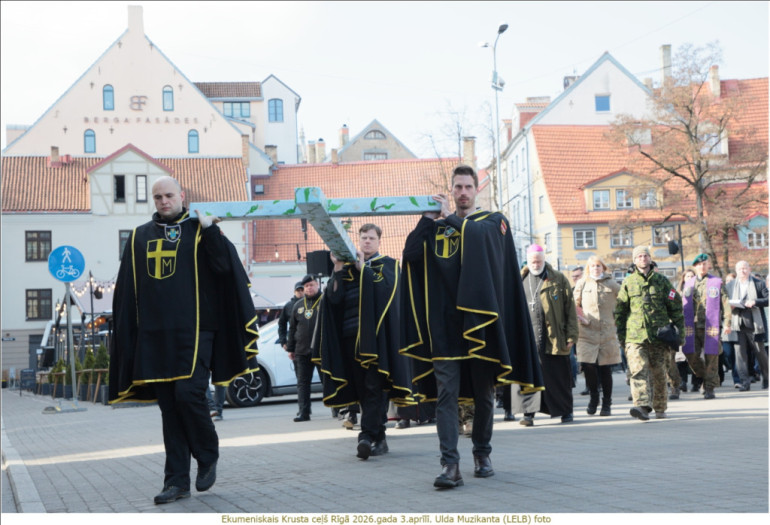 FOTO: Ekumeniskais Krusta ceļš pulcēja simtiem cilvēku