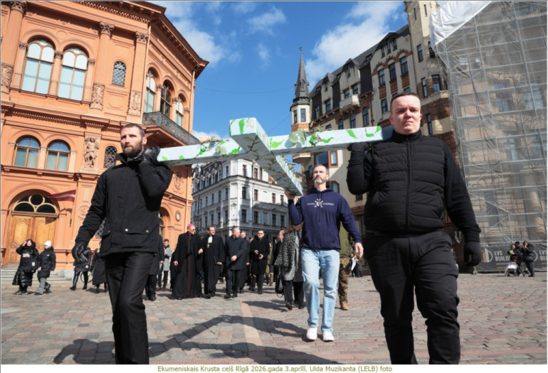 FOTO: Ekumeniskais Krusta ceļš pulcēja simtiem cilvēku