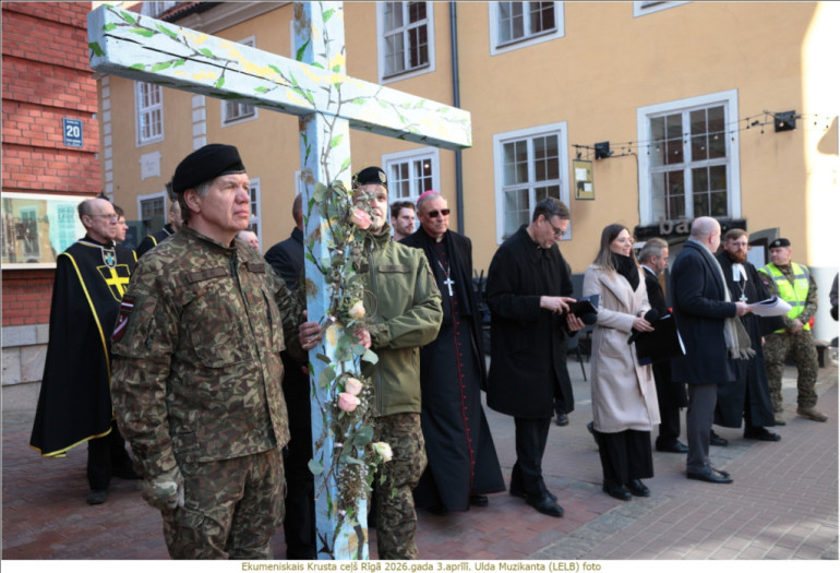 FOTO: Ekumeniskais Krusta ceļš pulcēja simtiem cilvēku