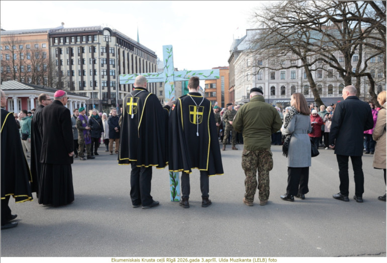 FOTO: Ekumeniskais Krusta ceļš pulcēja simtiem cilvēku
