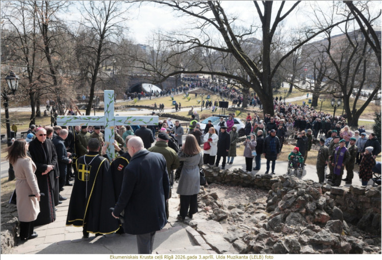 FOTO: Ekumeniskais Krusta ceļš pulcēja simtiem cilvēku
