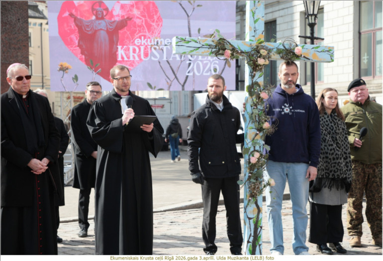 FOTO: Ekumeniskais Krusta ceļš pulcēja simtiem cilvēku