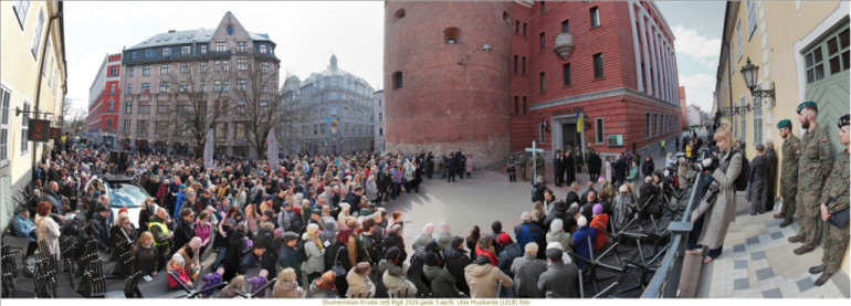 FOTO: Ekumeniskais Krusta ceļš pulcēja simtiem cilvēku