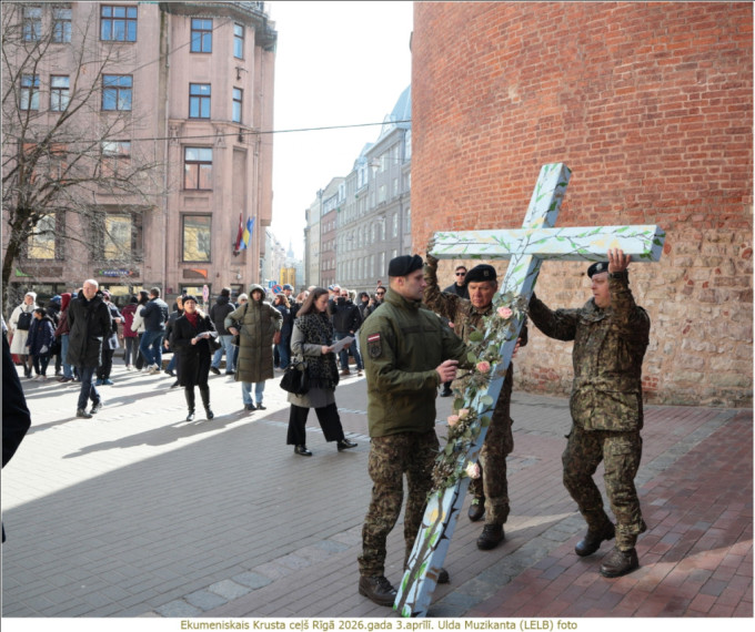 FOTO: Ekumeniskais Krusta ceļš pulcēja simtiem cilvēku