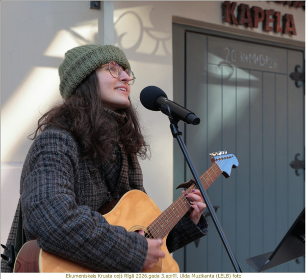 FOTO: Ekumeniskais Krusta ceļš pulcēja simtiem cilvēku