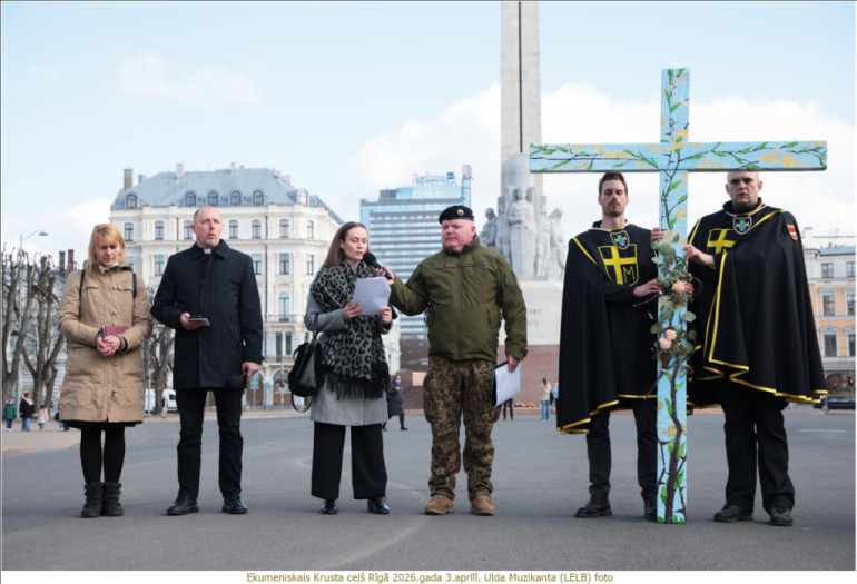 FOTO: Ekumeniskais Krusta ceļš pulcēja simtiem cilvēku