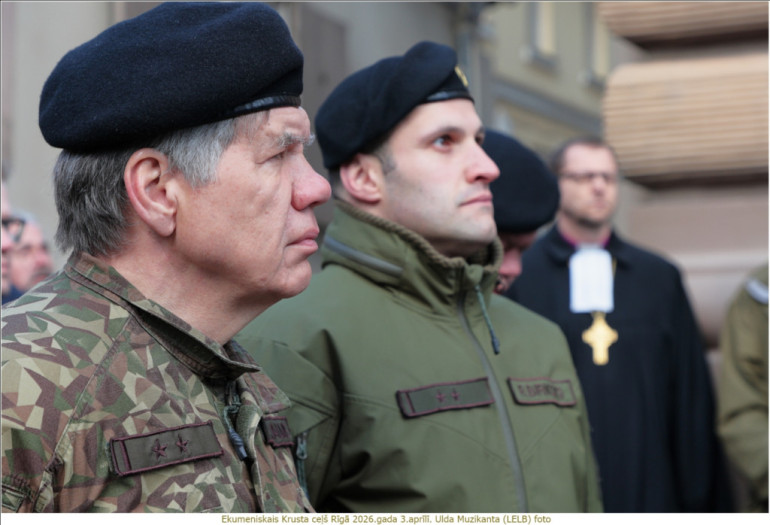 FOTO: Ekumeniskais Krusta ceļš pulcēja simtiem cilvēku