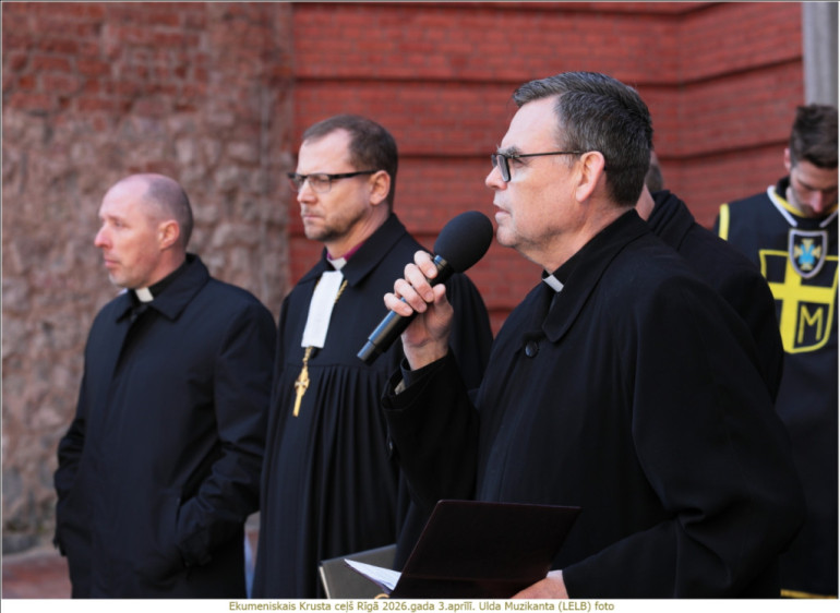 FOTO: Ekumeniskais Krusta ceļš pulcēja simtiem cilvēku