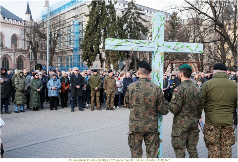 FOTO: Ekumeniskais Krusta ceļš pulcēja simtiem cilvēku