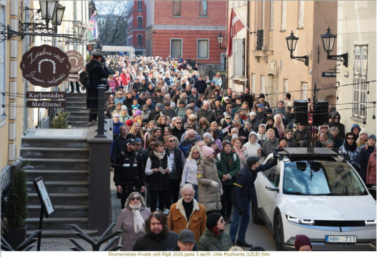 FOTO: Ekumeniskais Krusta ceļš pulcēja simtiem cilvēku