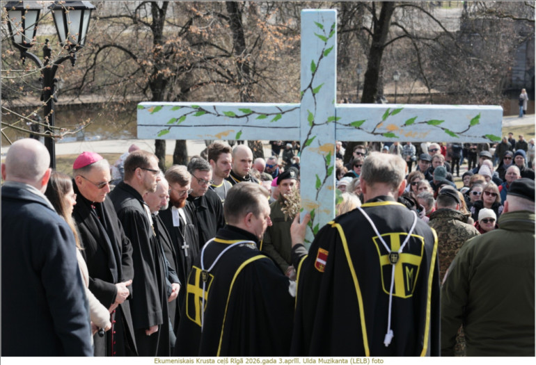 FOTO: Ekumeniskais Krusta ceļš pulcēja simtiem cilvēku