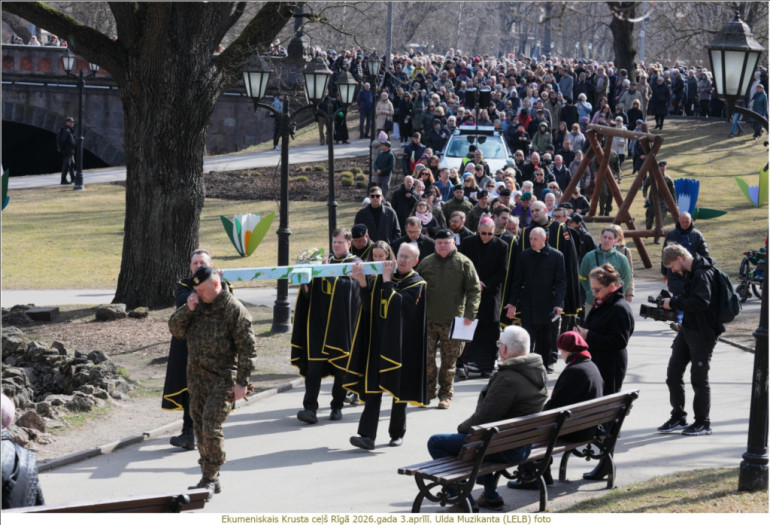 FOTO: Ekumeniskais Krusta ceļš pulcēja simtiem cilvēku