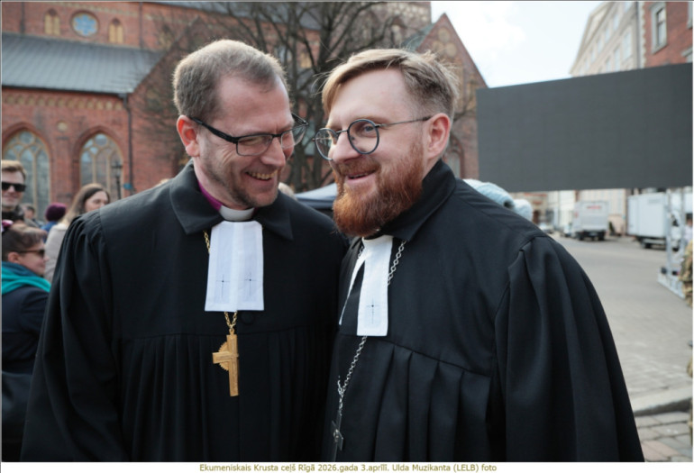 FOTO: Ekumeniskais Krusta ceļš pulcēja simtiem cilvēku