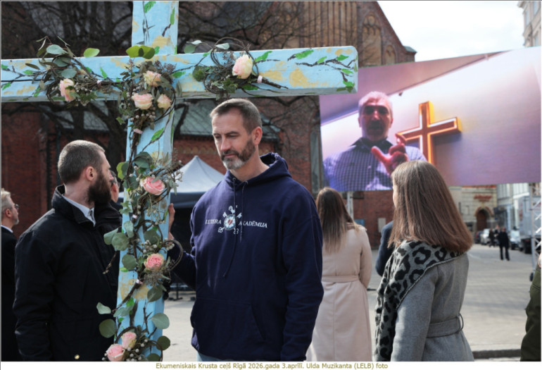 FOTO: Ekumeniskais Krusta ceļš pulcēja simtiem cilvēku