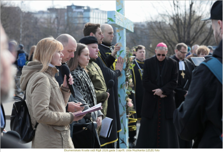 FOTO: Ekumeniskais Krusta ceļš pulcēja simtiem cilvēku