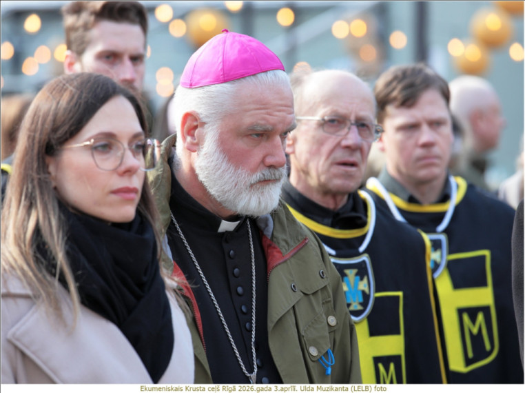 FOTO: Ekumeniskais Krusta ceļš pulcēja simtiem cilvēku