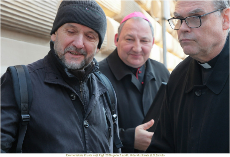 FOTO: Ekumeniskais Krusta ceļš pulcēja simtiem cilvēku