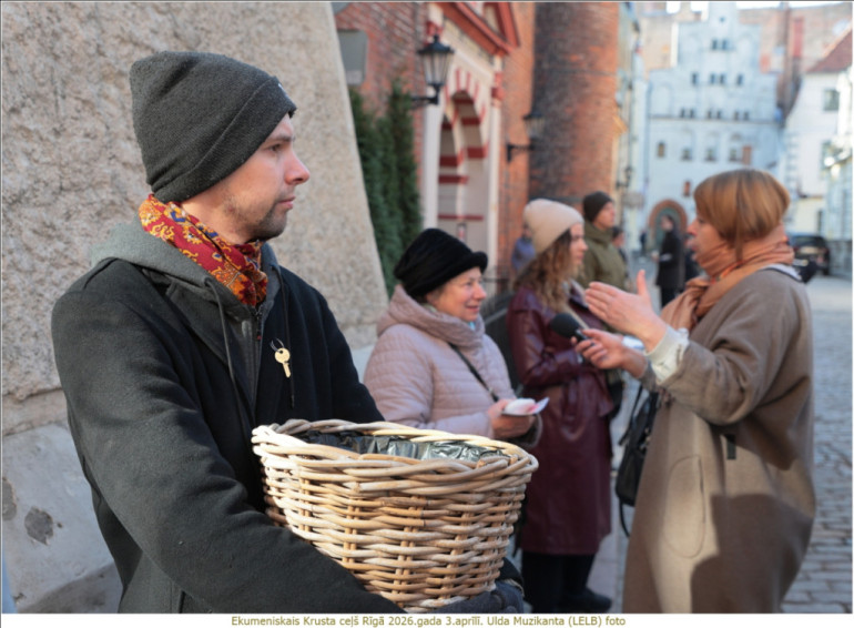 FOTO: Ekumeniskais Krusta ceļš pulcēja simtiem cilvēku