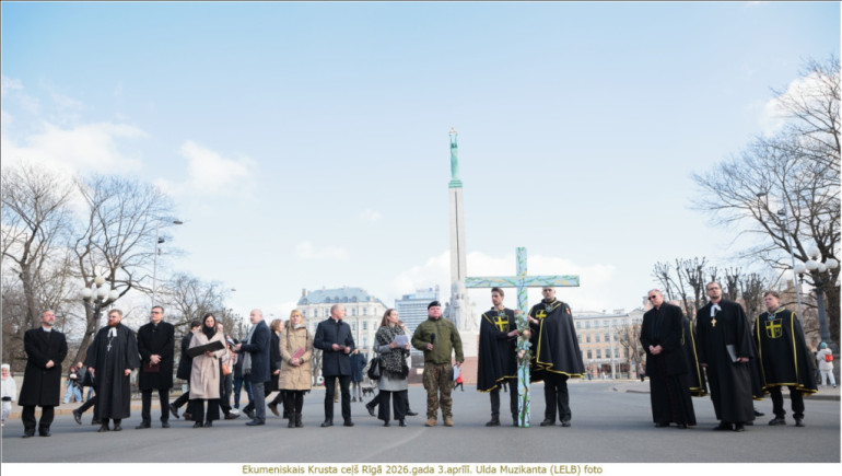 FOTO: Ekumeniskais Krusta ceļš pulcēja simtiem cilvēku