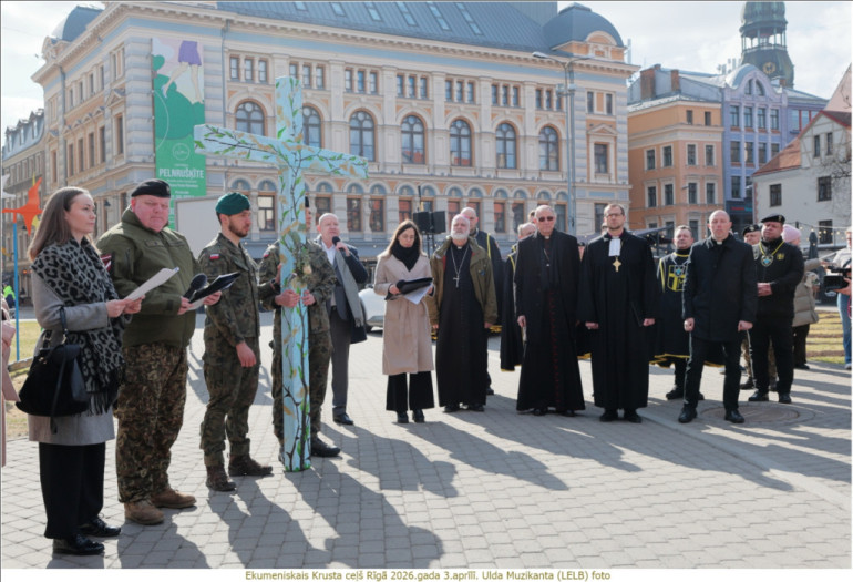 FOTO: Ekumeniskais Krusta ceļš pulcēja simtiem cilvēku