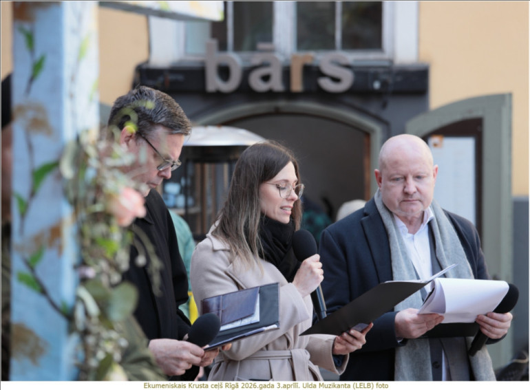 FOTO: Ekumeniskais Krusta ceļš pulcēja simtiem cilvēku