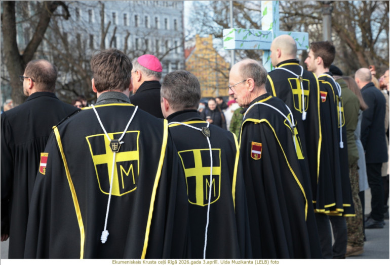 FOTO: Ekumeniskais Krusta ceļš pulcēja simtiem cilvēku