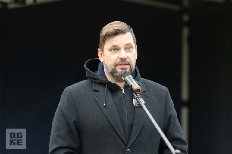 FOTO: Ogrē sāk būvēt jaunu volejbola halli ar četriem pludmales volejbola laukumiem