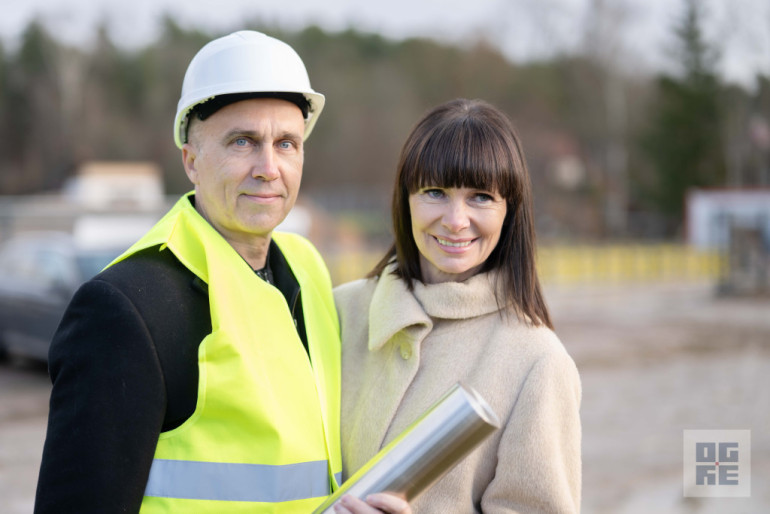 FOTO: Ogrē sāk būvēt jaunu volejbola halli ar četriem pludmales volejbola laukumiem