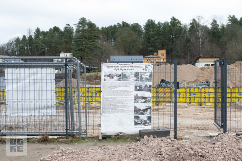 FOTO: Ogrē sāk būvēt jaunu volejbola halli ar četriem pludmales volejbola laukumiem