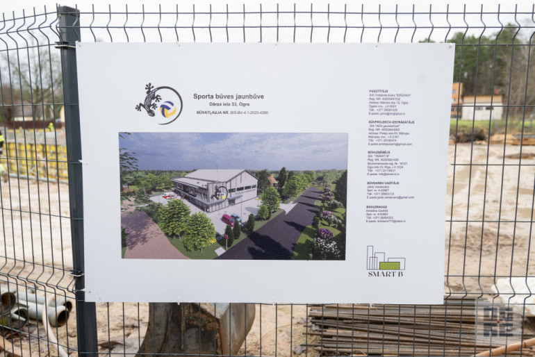 FOTO: Ogrē sāk būvēt jaunu volejbola halli ar četriem pludmales volejbola laukumiem