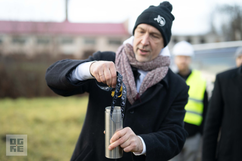 FOTO: Ogrē sāk būvēt jaunu volejbola halli ar četriem pludmales volejbola laukumiem