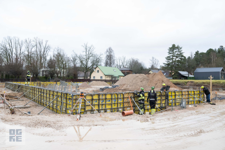 FOTO: Ogrē sāk būvēt jaunu volejbola halli ar četriem pludmales volejbola laukumiem