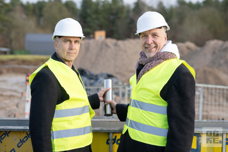 FOTO: Ogrē sāk būvēt jaunu volejbola halli ar četriem pludmales volejbola laukumiem