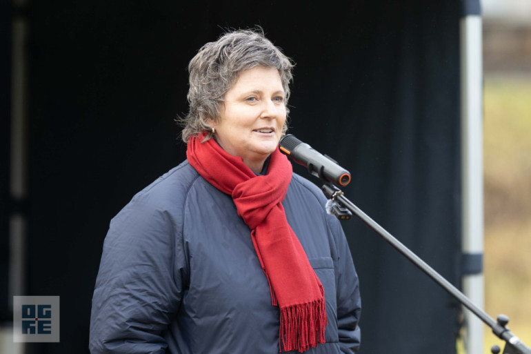 FOTO: Ogrē sāk būvēt jaunu volejbola halli ar četriem pludmales volejbola laukumiem