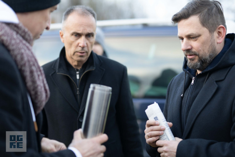 FOTO: Ogrē sāk būvēt jaunu volejbola halli ar četriem pludmales volejbola laukumiem