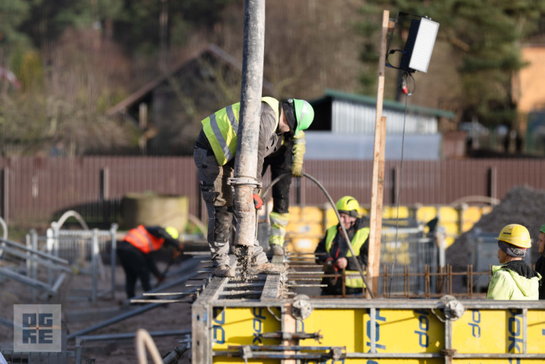 FOTO: Ogrē sāk būvēt jaunu volejbola halli ar četriem pludmales volejbola laukumiem