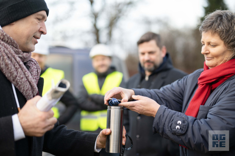 FOTO: Ogrē sāk būvēt jaunu volejbola halli ar četriem pludmales volejbola laukumiem
